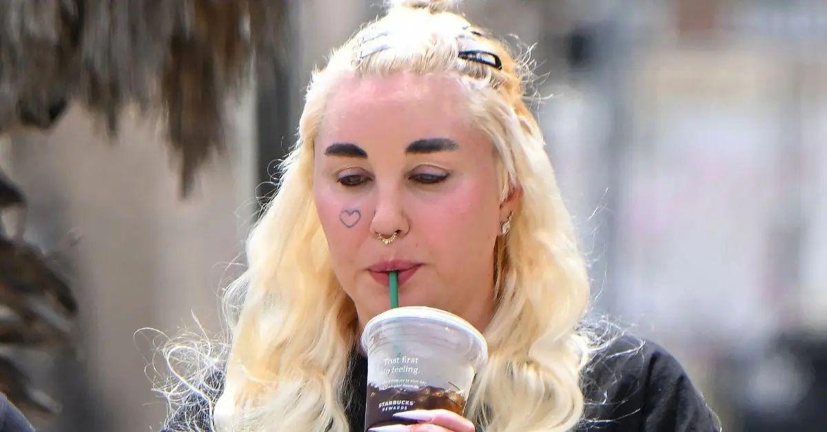 image of Amanda Bynes went shopping for some new digs.